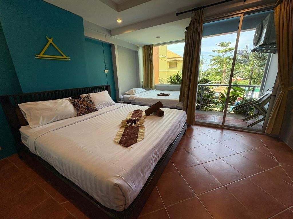 Deluxe Triple Room with balcony at Porterhouse Beach Hotel