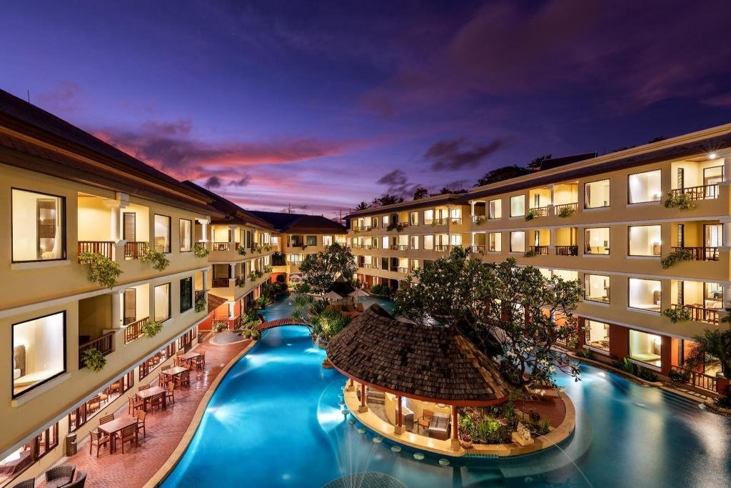Poolside bar at Patong Paragon Resort & Spa