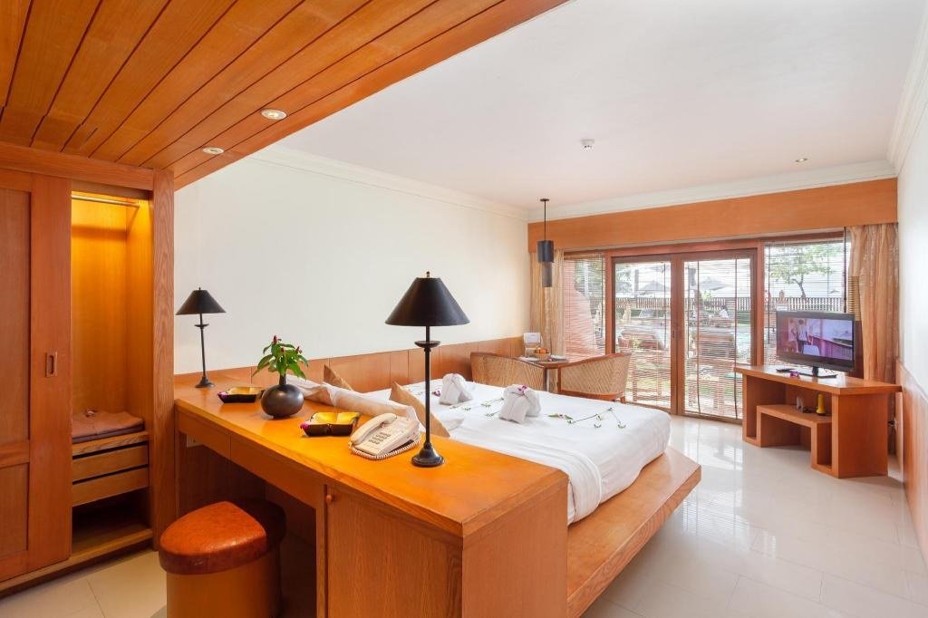 Deluxe with Bathtub - Room plan at Seaview Patong Hotel