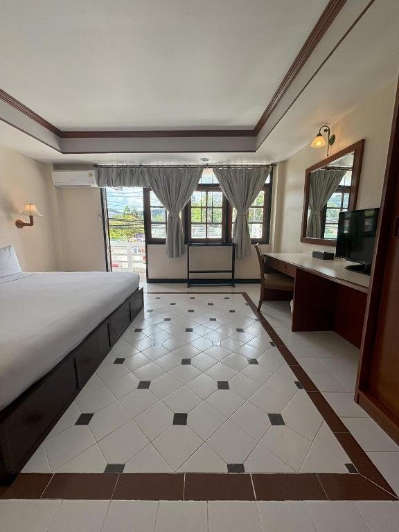 One-Bedroom Apartment with Balcony - Bed at Sunset Mansion